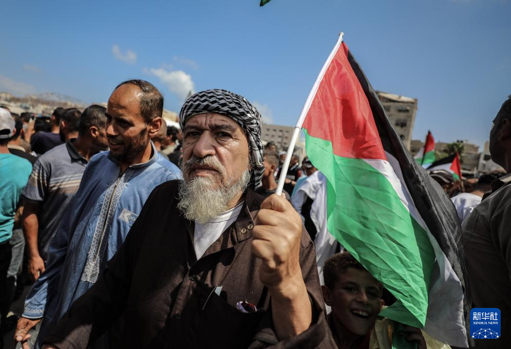 8月21日，數(shù)百名巴勒斯坦人聚集在加沙城的市中心，要求以色列停止戰(zhàn)爭和驅(qū)逐平民，呼吁國際社會(huì)保護(hù)加沙平民。新華社發(fā)（里澤克·阿卜杜勒賈瓦德攝）