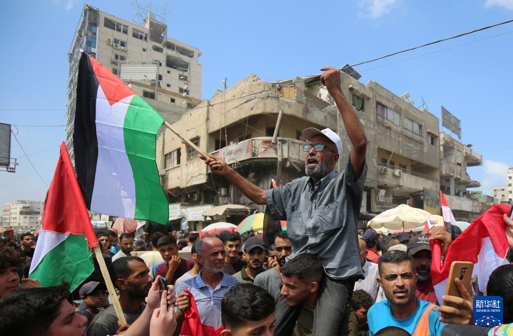 8月21日，數(shù)百名巴勒斯坦人聚集在加沙城的市中心，要求以色列停止戰(zhàn)爭和驅(qū)逐平民，呼吁國際社會保護加沙平民。新華社發(fā)（里澤克·阿卜杜勒賈瓦德攝）