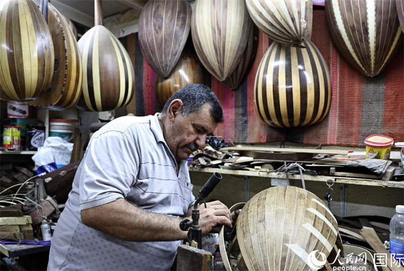 阿里·阿勒阿卜達(dá)迪正在粘貼烏德琴琴身木板。人民網(wǎng)伊納斯·易卜拉欣攝