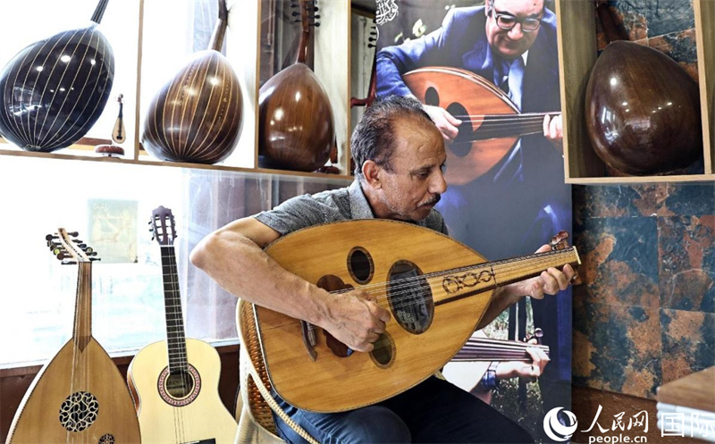 一名當(dāng)?shù)匾魳?lè)家在演奏烏德琴。人民網(wǎng)伊納斯·易卜拉欣攝