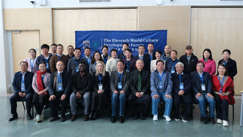 圖為第十一屆“世界文化發(fā)展論壇”與會嘉賓合影。南非西開普大學(xué)孔子學(xué)院供圖