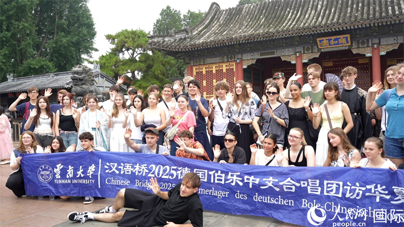 伯樂中文合唱團(tuán)在頤和園合影。人民網(wǎng) 彭昱凱攝