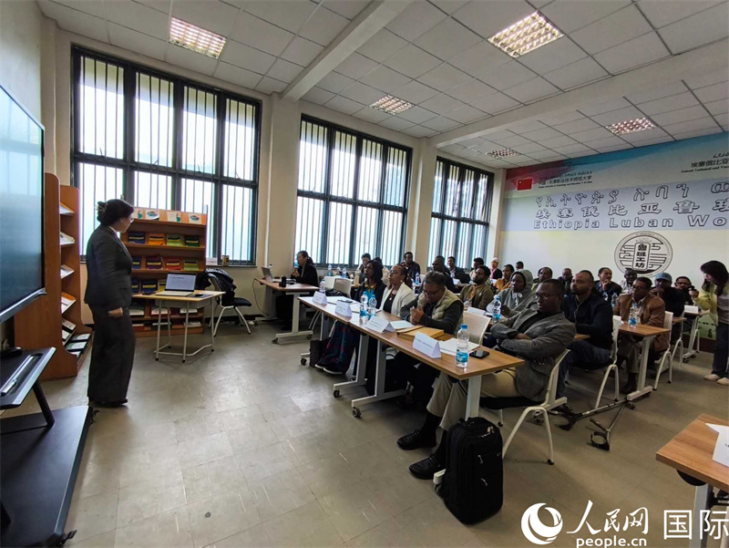 中國老師正在為受訓(xùn)學(xué)員上課。人民網(wǎng)記者 黃培昭攝