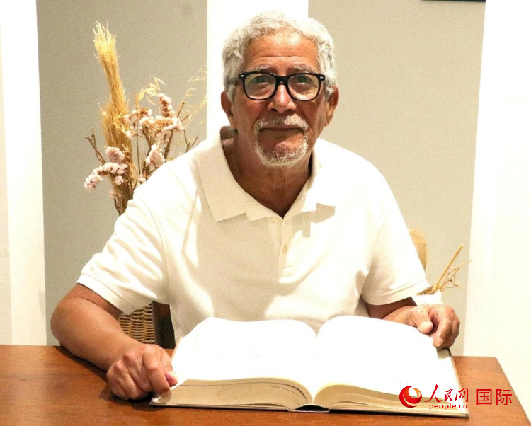 洛特菲正在翻閱中文教育圖書。人民網(wǎng) 萊拉·阿提塔拉赫攝