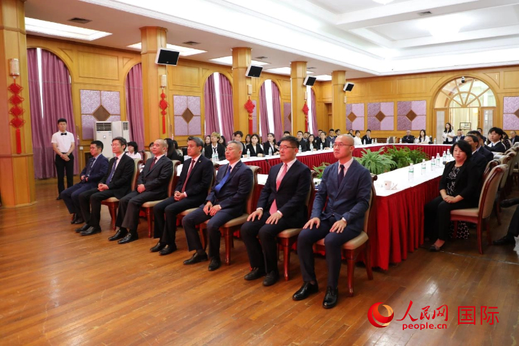 座談會(huì)現(xiàn)場(chǎng)，大家共同觀看了抗戰(zhàn)紀(jì)錄片《砥柱中流》和音樂(lè)視頻《不屈》。人民網(wǎng)記者 劉融攝