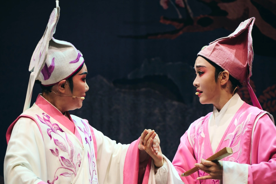 越劇表演藝術家魏春芳（飾梁山伯）、章益清（飾祝英臺）表演 越劇《梁祝·十八相送》楊浩鵬攝