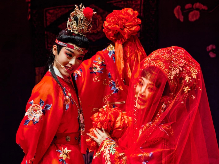 越劇表演藝術(shù)家陳麗君（飾賈寶玉）、徐虹（飾薛寶釵）、鄭曉（飾林黛玉）表演 越劇《紅樓夢·葬花吟》 楊浩鵬攝