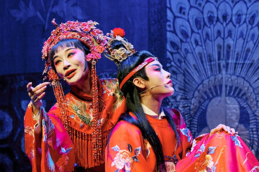 越劇表演藝術(shù)家陳麗君（飾賈寶玉）、徐虹（飾薛寶釵）、鄭曉（飾林黛玉）表演 越劇《紅樓夢(mèng)·葬花吟》楊浩鵬攝