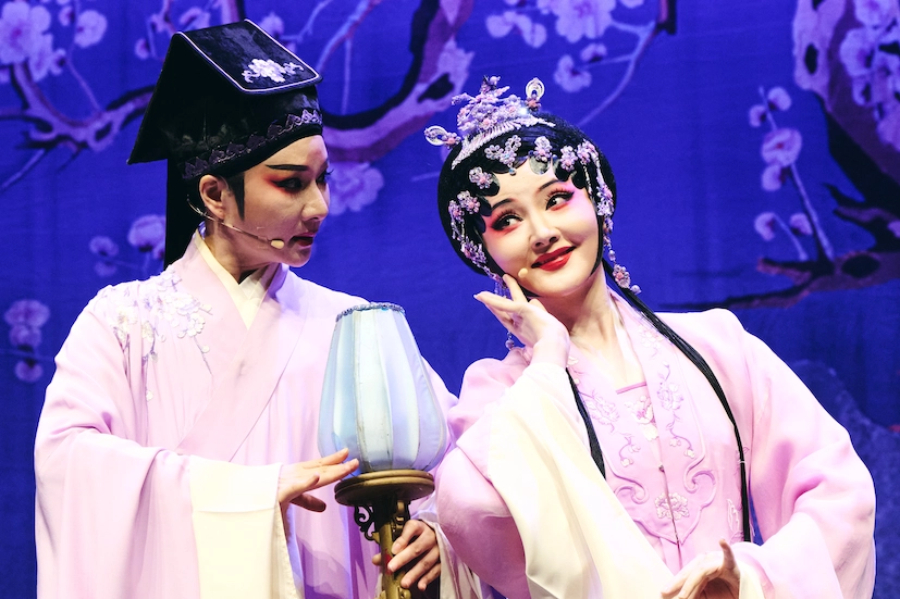 越劇表演藝術(shù)家李霄雯（飾柳夢(mèng)梅）、徐葉娜（飾杜麗娘）表演 越劇《牡丹亭·幽媾》。楊浩鵬攝