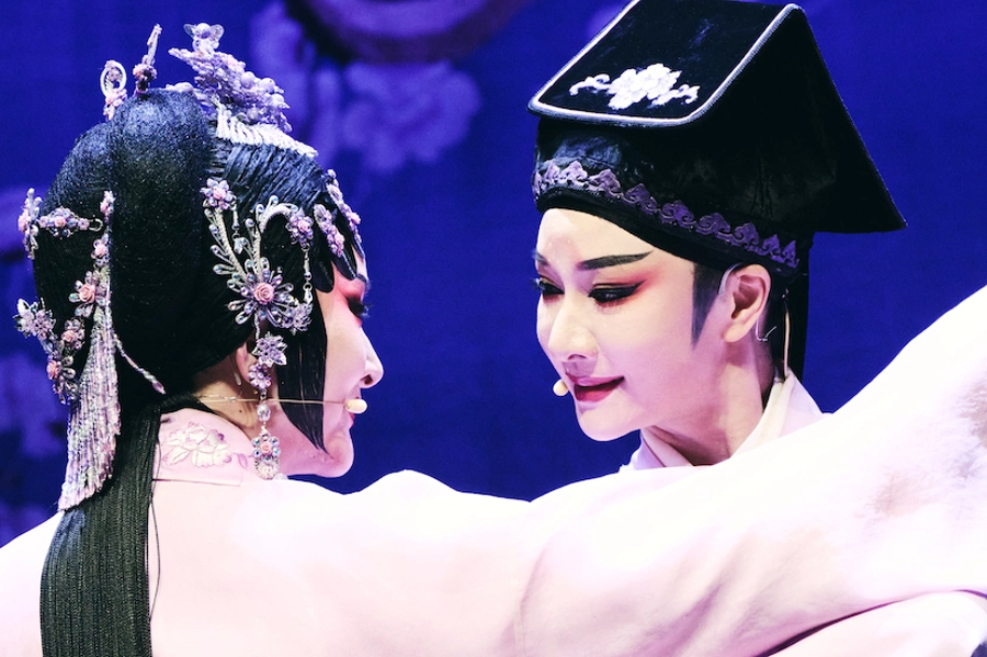 越劇表演藝術(shù)家李霄雯（飾柳夢梅）、徐葉娜（飾杜麗娘）表演 越劇《牡丹亭·幽媾》。楊浩鵬攝