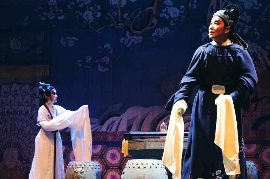 越劇表演藝術(shù)家李霄雯（飾柳夢(mèng)梅）、徐葉娜（飾杜麗娘）表演 越劇《牡丹亭·幽媾》。楊浩鵬攝