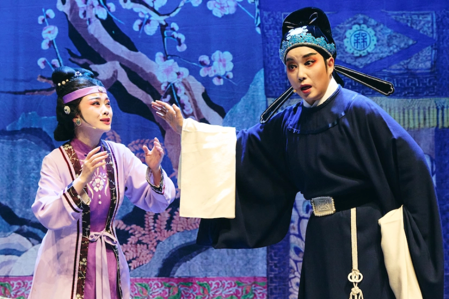 越劇表演藝術(shù)家李霄雯（飾柳夢(mèng)梅）、徐葉娜（飾杜麗娘）表演 越劇《牡丹亭·幽媾》。楊浩鵬攝