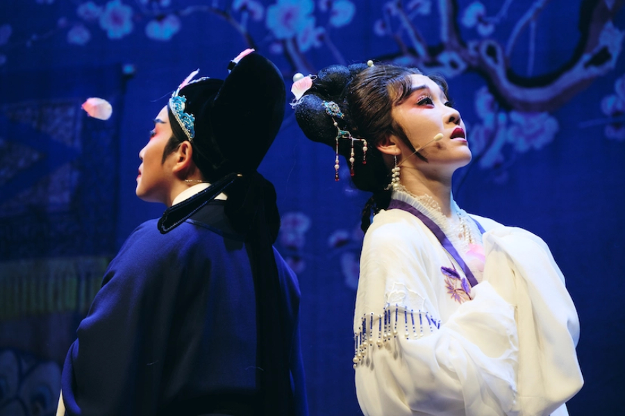 越劇表演藝術家李霄雯（飾柳夢梅）、徐葉娜（飾杜麗娘）表演 越劇《牡丹亭·幽媾》。
