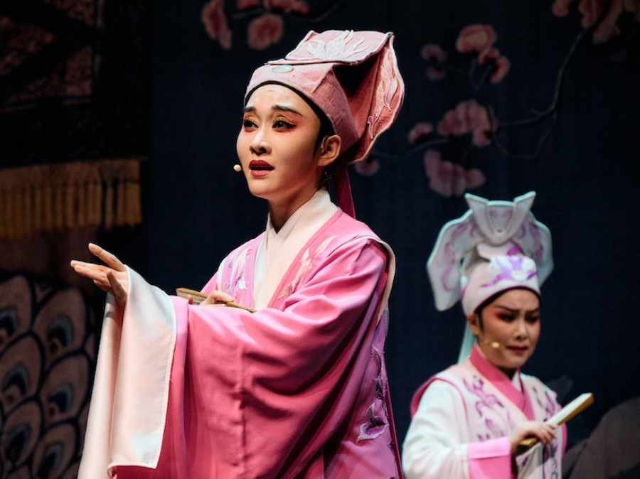 越劇表演藝術(shù)家魏春芳（飾梁山伯）、章益清（飾祝英臺）表演 越劇《梁?！な讼嗨汀?。楊浩鵬攝