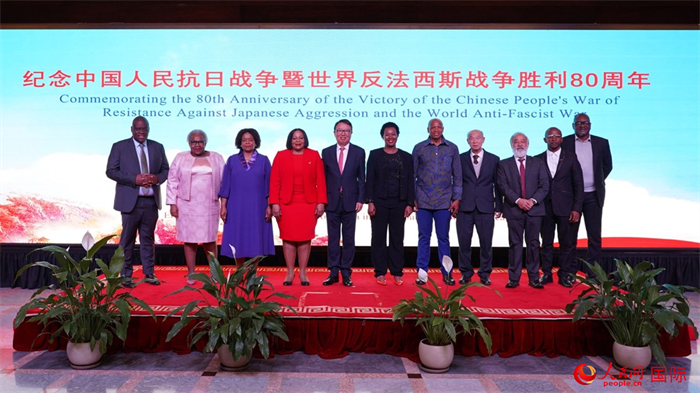 與會(huì)嘉賓合影。人民網(wǎng) 劉暢攝