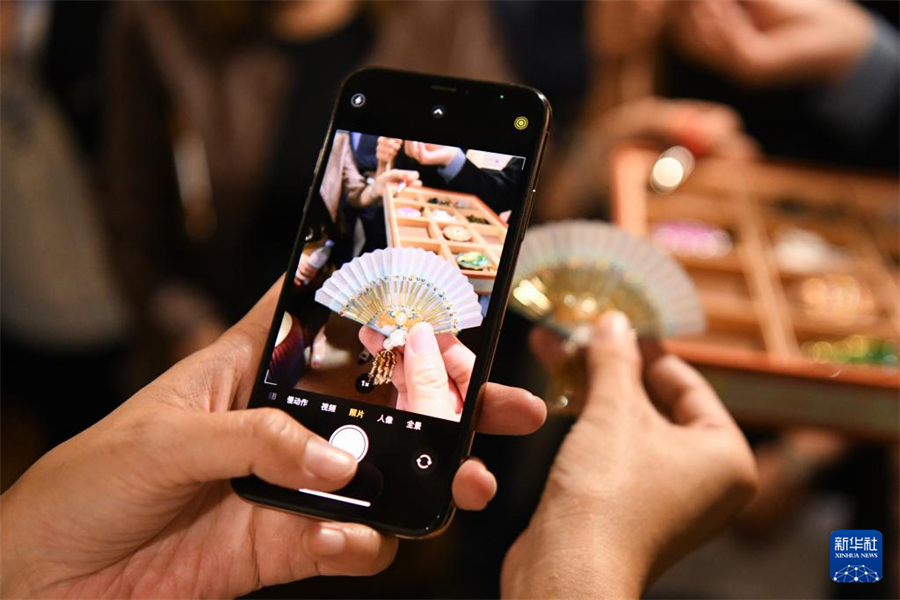 8月22日，在瑞士伯爾尼中國文化中心，嘉賓在 “安善萃錦——中式生活美學(xué)展”上拍攝精美飾品。新華社記者 連漪 攝