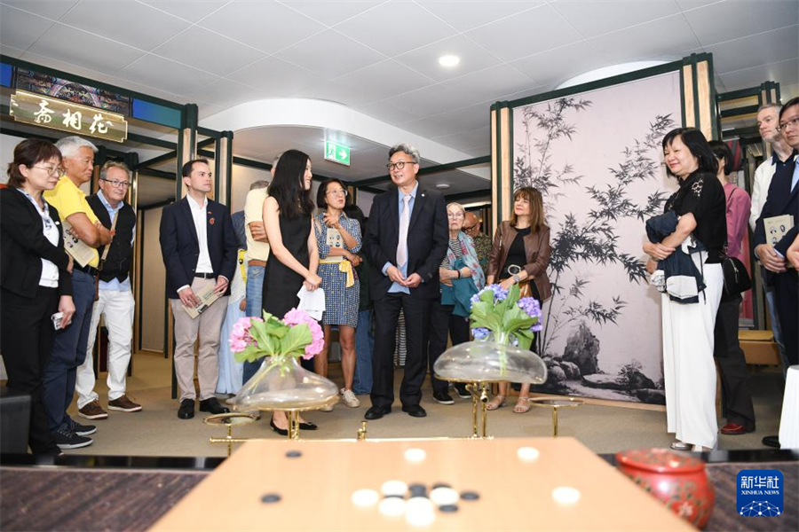 8月22日，在瑞士伯爾尼中國文化中心，嘉賓在 “安善萃錦——中式生活美學(xué)展”開幕式上聆聽講解。新華社記者 連漪 攝