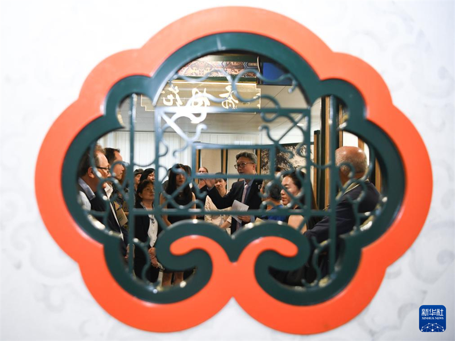 8月22日，在瑞士伯爾尼中國文化中心，嘉賓在 “安善萃錦——中式生活美學(xué)展”開幕式上聆聽講解。新華社記者 連漪 攝