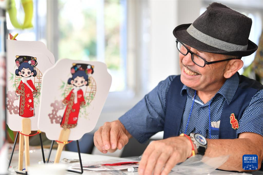8月22日，在瑞士伯爾尼中國文化中心，嘉賓在 “安善萃錦——中式生活美學(xué)展”開幕式上體驗制作扇子。新華社記者 連漪 攝