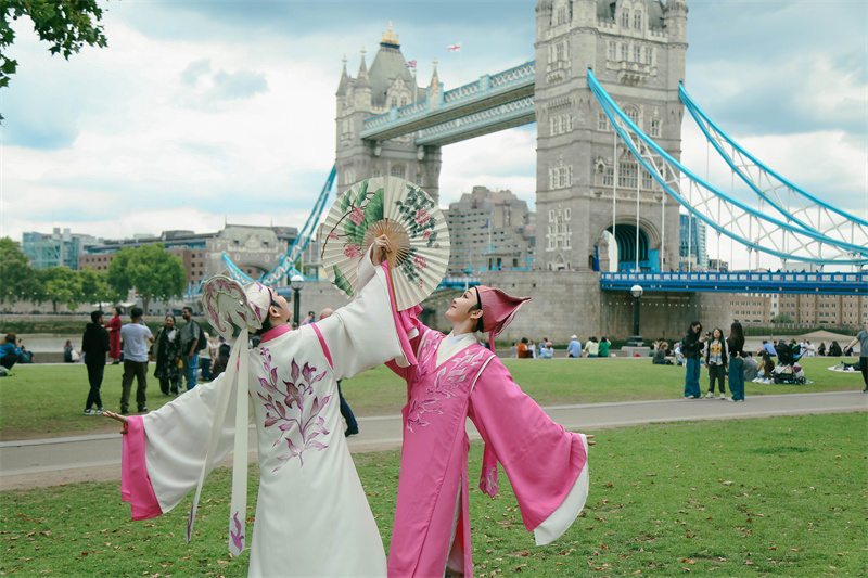 在倫敦塔橋前快閃。中國戲劇家協(xié)會供圖
