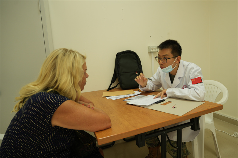 【2】圖為中醫(yī)診療活動(dòng)現(xiàn)場。攝影：高妍