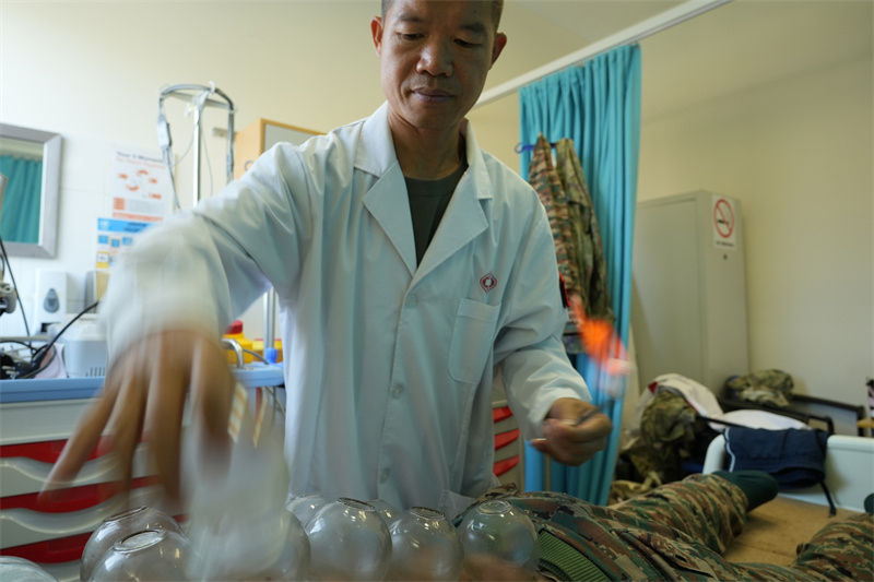 【4】圖為中醫(yī)診療活動(dòng)現(xiàn)場。攝影：高妍