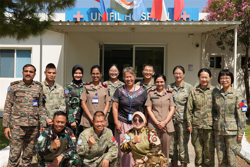 【6】醫(yī)療分隊(duì)中醫(yī)針灸小組與聯(lián)黎總部醫(yī)院醫(yī)務(wù)人員合影