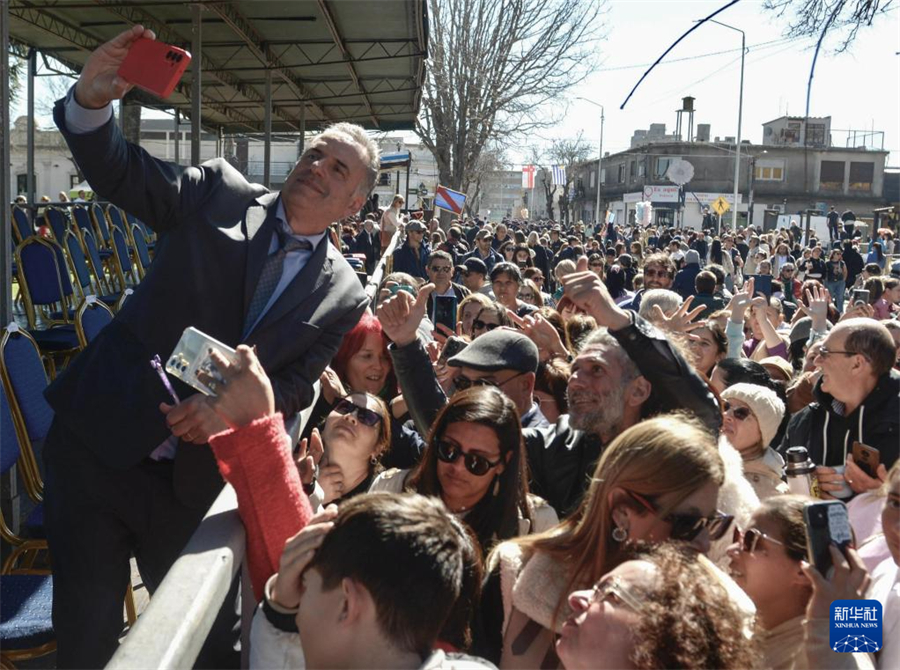 8月25日，烏拉圭總統(tǒng)奧爾西（左）在烏拉圭南部城市佛羅里達(dá)舉行的烏拉圭宣告獨(dú)立200周年紀(jì)念活動(dòng)上與民眾自拍合影。新華社發(fā)（烏拉圭總統(tǒng)府供圖）