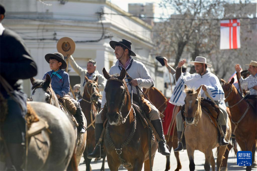 8月25日，民眾身著傳統(tǒng)服飾在烏拉圭南部城市佛羅里達參加烏拉圭宣告獨立200周年紀(jì)念活動。新華社發(fā)（烏拉圭總統(tǒng)府供圖）
