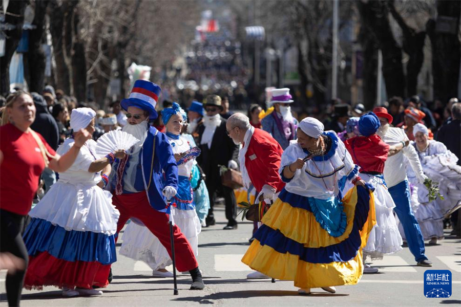 8月25日，在烏拉圭南部城市佛羅里達，身著傳統(tǒng)服飾的民眾跳起舞蹈參加烏拉圭宣告獨立200周年紀念活動。新華社發(fā)（烏拉圭總統(tǒng)府供圖）