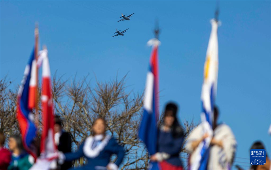 8月25日，在烏拉圭南部城市佛羅里達(dá)，飛機(jī)從烏拉圭宣告獨(dú)立200周年紀(jì)念活動(dòng)上空飛過(guò)。新華社發(fā)（烏拉圭總統(tǒng)府供圖）