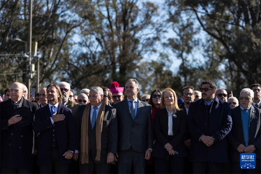 8月25日，烏拉圭總統(tǒng)奧爾西（中）在烏拉圭南部城市佛羅里達(dá)參加烏拉圭宣告獨立200周年紀(jì)念活動。新華社發(fā)（烏拉圭總統(tǒng)府供圖）