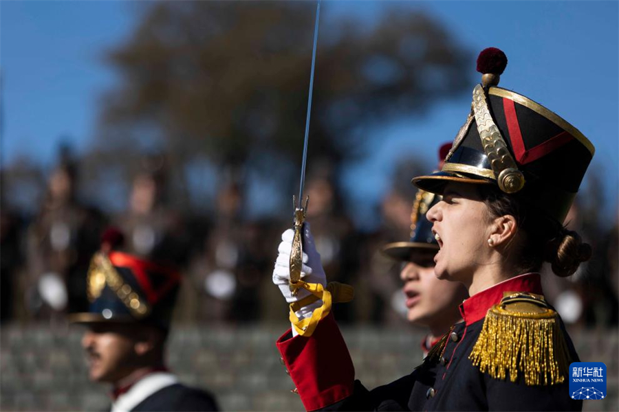 8月25日，士兵在烏拉圭南部城市佛羅里達(dá)參加烏拉圭宣告獨(dú)立200周年紀(jì)念活動(dòng)。新華社發(fā)（烏拉圭總統(tǒng)府供圖）