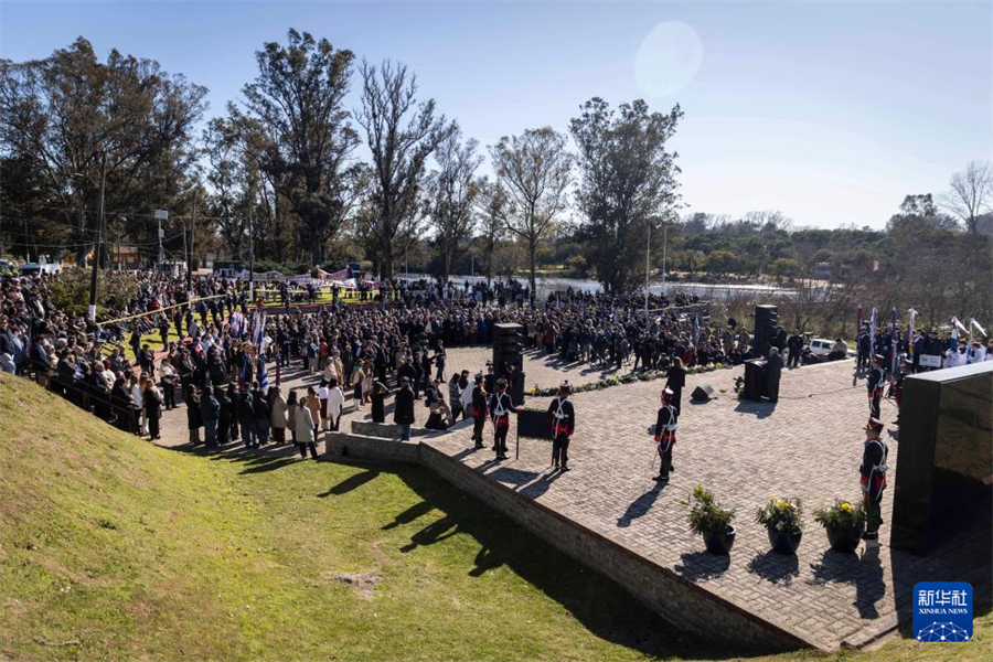 8月25日，烏拉圭宣告獨立200周年紀(jì)念活動在烏拉圭南部城市佛羅里達舉行。新華社發(fā)（烏拉圭總統(tǒng)府供圖）