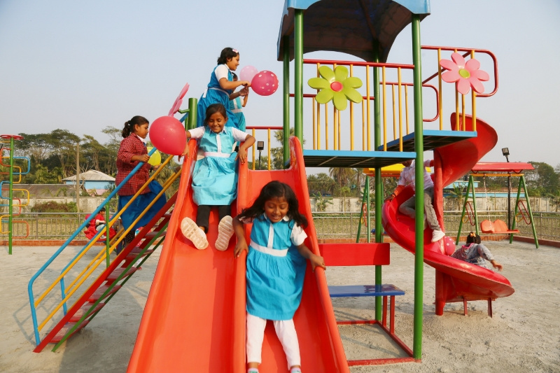 圖片：孟加拉國塔托里鎮(zhèn)的孩子們在兒童樂園玩耍。巴瑞薩發(fā)電公司供圖