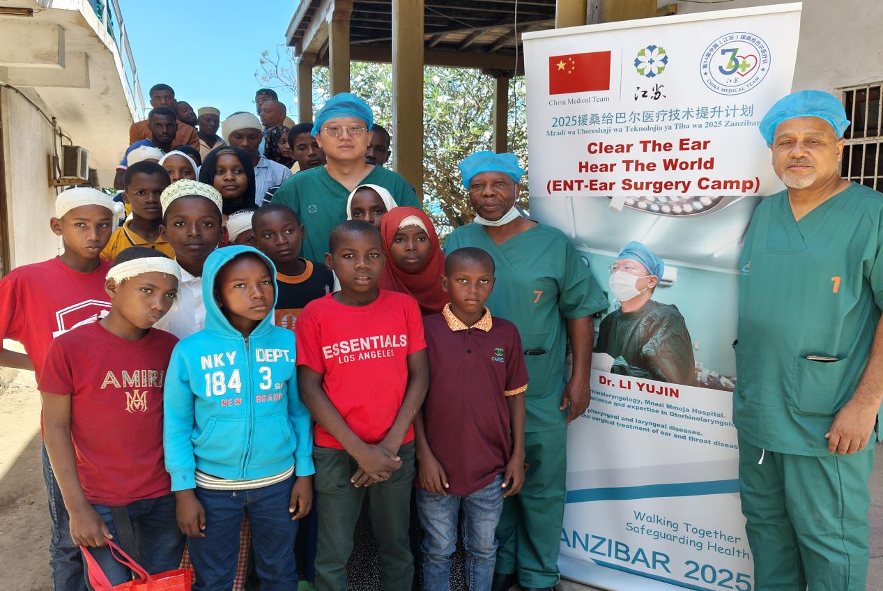 李玉瑾與當?shù)蒯t(yī)生和孩子們術后合影。