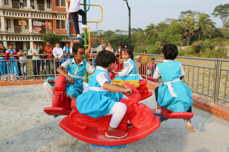 圖片：孟加拉國塔托里鎮(zhèn)的孩子們在兒童樂園玩耍。巴瑞薩發(fā)電公司供圖