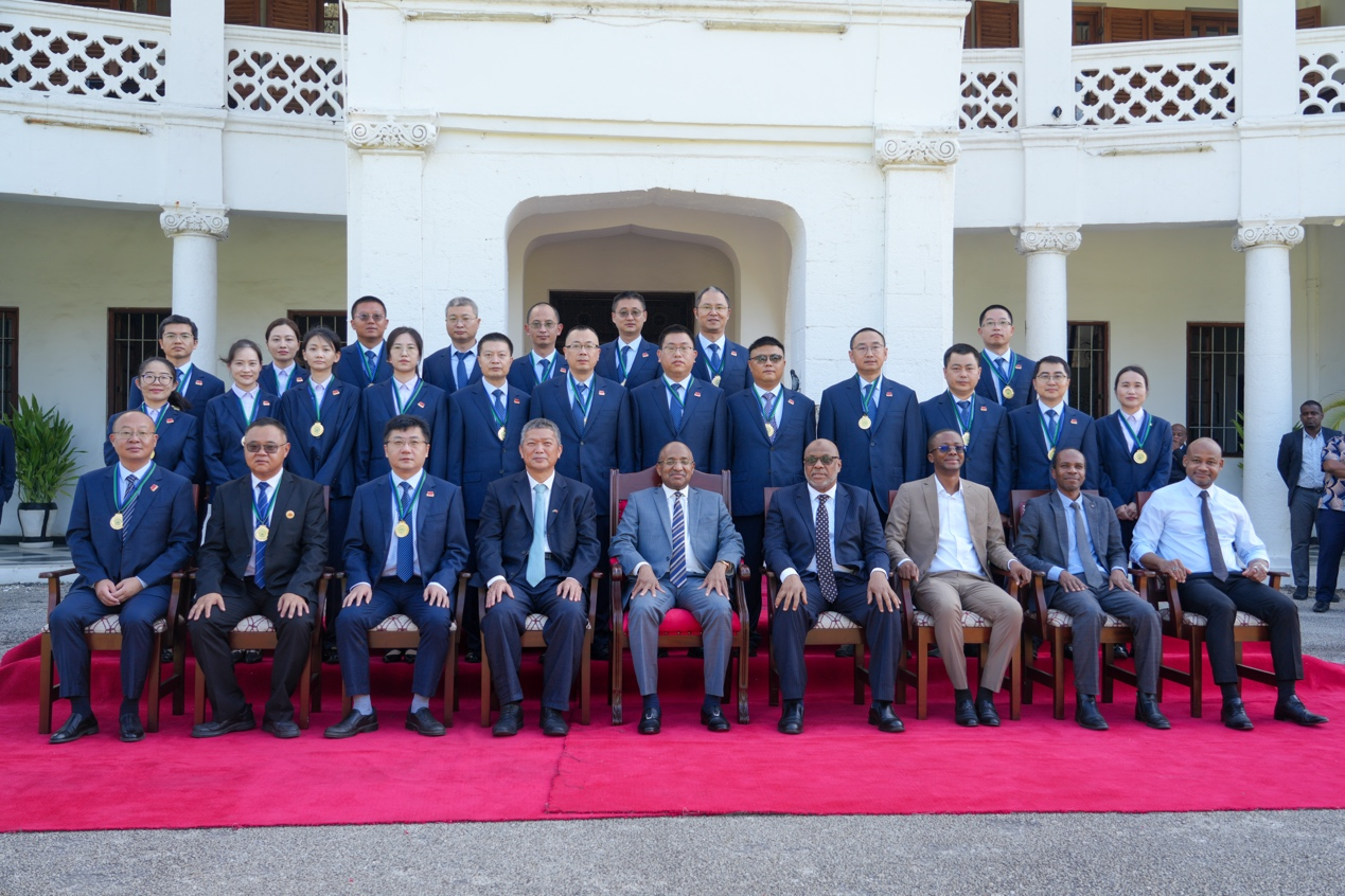 桑給巴爾總統(tǒng)(第一排中)及嘉賓與全體醫(yī)療隊隊員合影。受訪者供圖