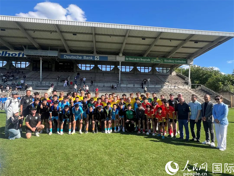 第八屆中德U16青少年足球邀請賽在曼海姆舉辦，賽后中德球員合影。人民網(wǎng)記者 劉赫攝