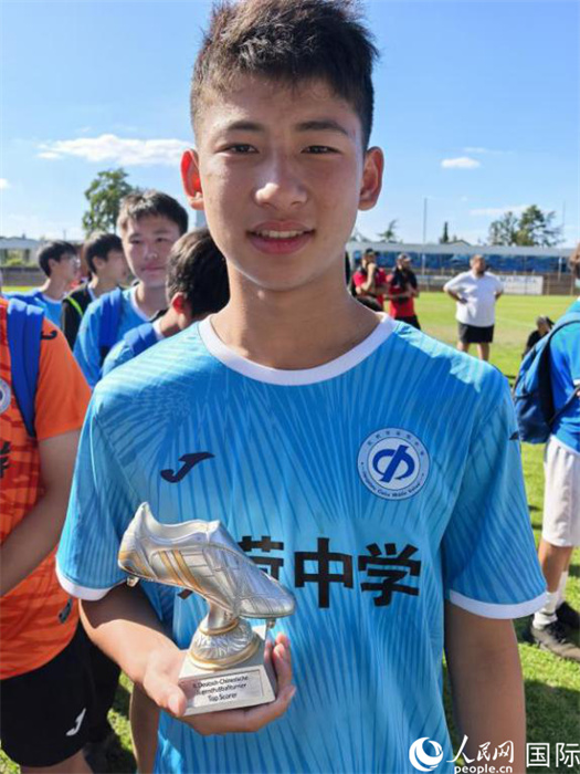 來自杭州市采荷中學(xué)足球隊(duì)的張澤亨同學(xué)榮獲本次邀請賽“最佳射手”稱號。人民網(wǎng)記者 劉赫攝