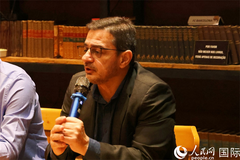 巴西里約熱內(nèi)盧州立大學教授埃利亞斯·雅布爾在座談會上發(fā)言。人民網(wǎng)記者 陳海琪攝