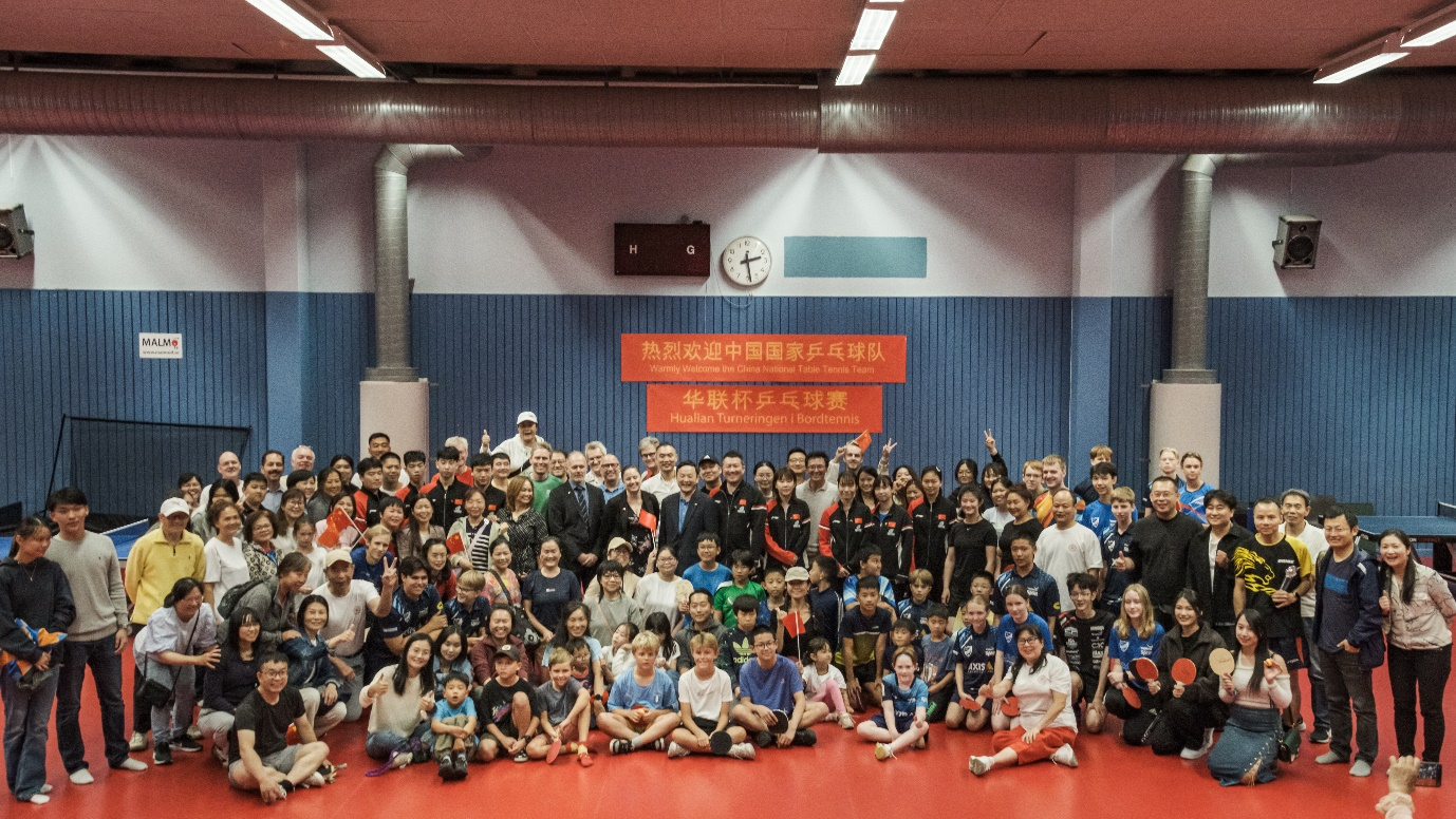 現(xiàn)場大合照。中國國駐哥德堡總領(lǐng)館供圖