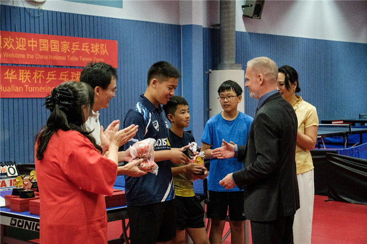 瑞典乒協(xié)秘書長布扎為“華聯(lián)杯”獲獎(jiǎng)運(yùn)動(dòng)員頒獎(jiǎng)。中國駐哥德堡總領(lǐng)館供圖