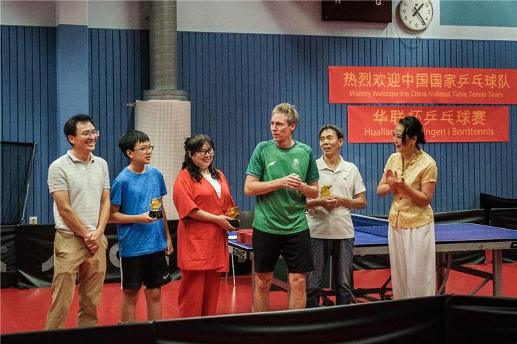 瑞典乒乓球名宿佩爾森為“華聯(lián)杯”獲獎(jiǎng)運(yùn)動(dòng)員頒獎(jiǎng)。中國國駐哥德堡總領(lǐng)館供圖