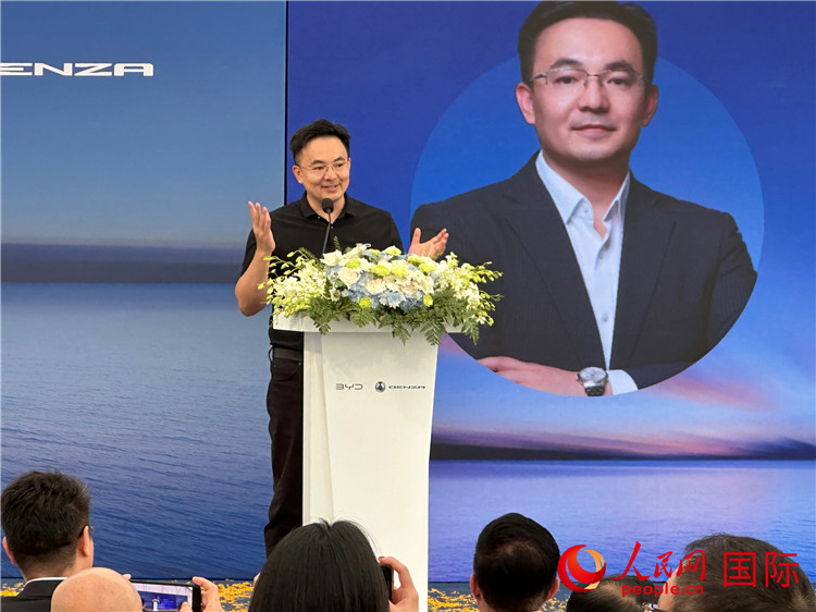 比亞迪汽車（泰國）有限公司總經(jīng)理柯育濱致辭。人民網(wǎng)記者 簡承淵攝