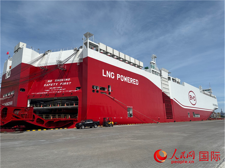 啟航駛向歐洲的“比亞迪·鄭州號” 滾裝船。人民網(wǎng)記者 簡承淵攝