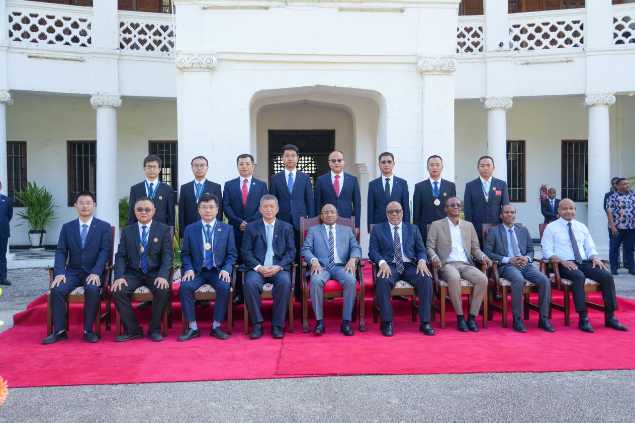 授勛現(xiàn)場合影。專家組供圖