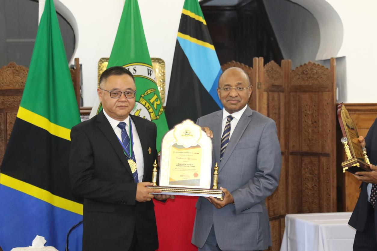 總統(tǒng)向?qū)＜医M頒發(fā)感謝證書。施亮攝