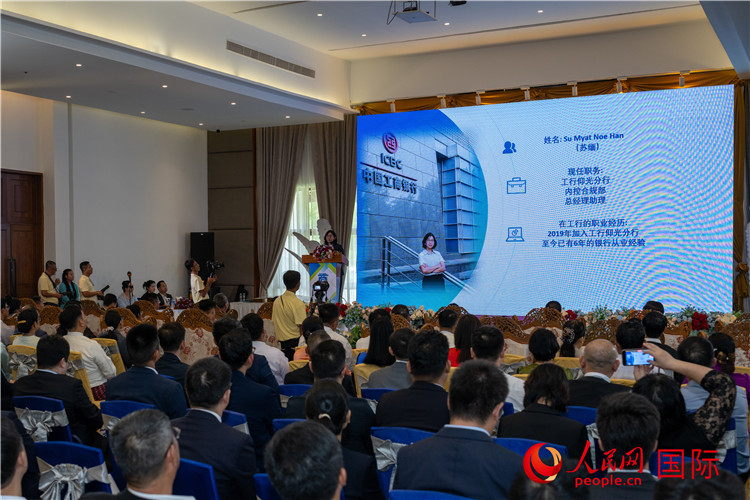 在緬中企當(dāng)?shù)貑T工分享感言。人民網(wǎng)記者 謝佳君攝