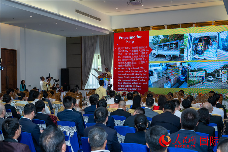 在緬中企當(dāng)?shù)貑T工講述協(xié)助救援經(jīng)歷。人民網(wǎng)記者謝佳君攝